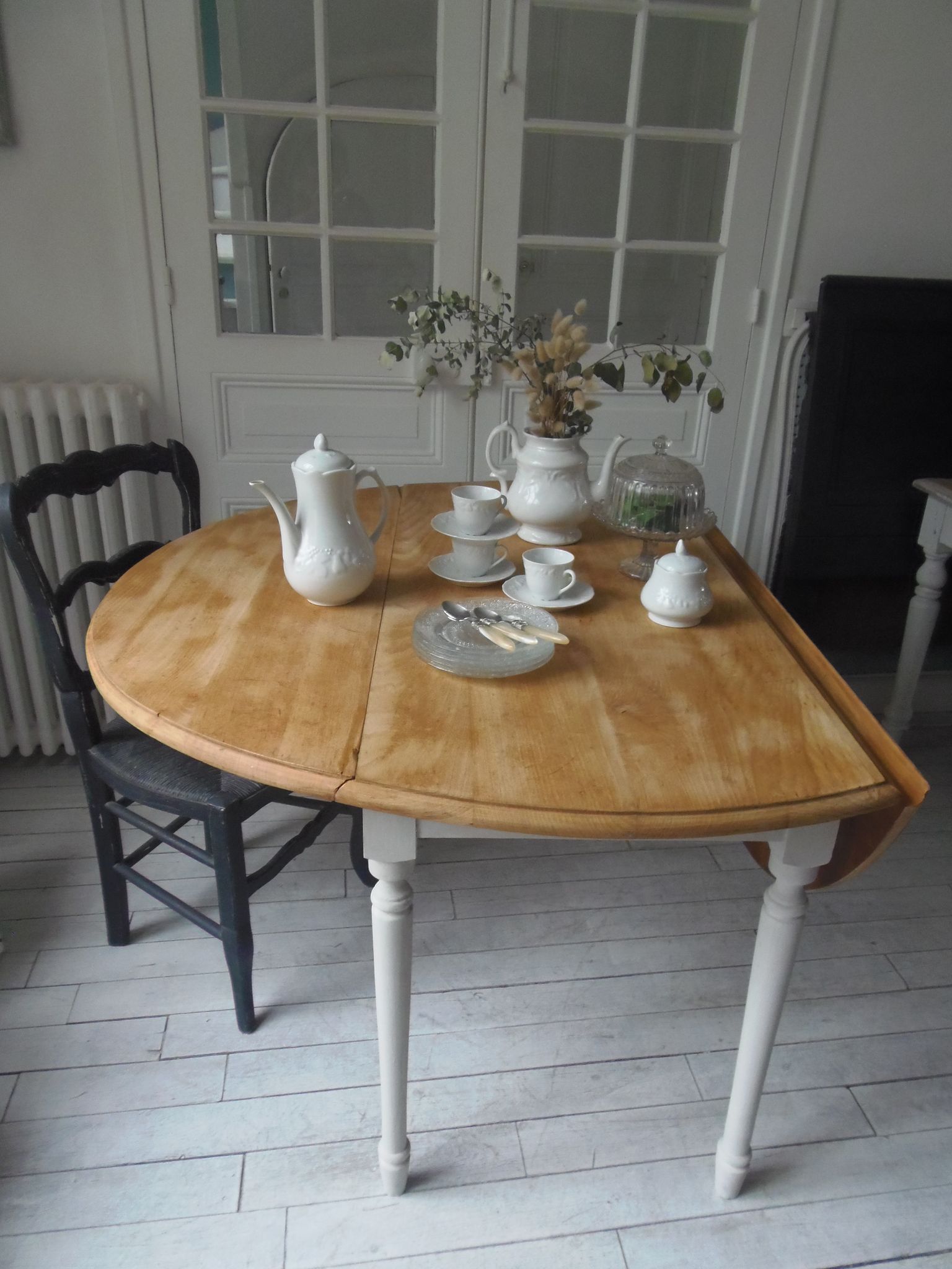 Round table with flaps
