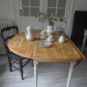 Round table with flaps