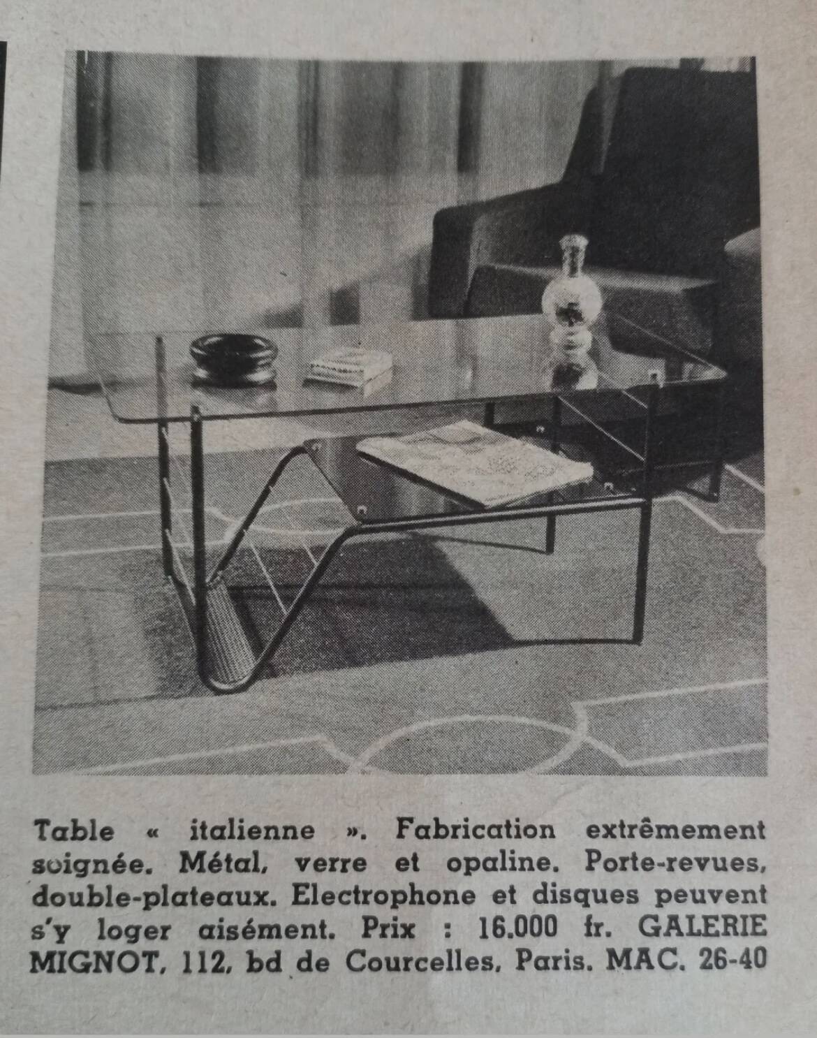 Table basse moderniste en métal et verre fumé
