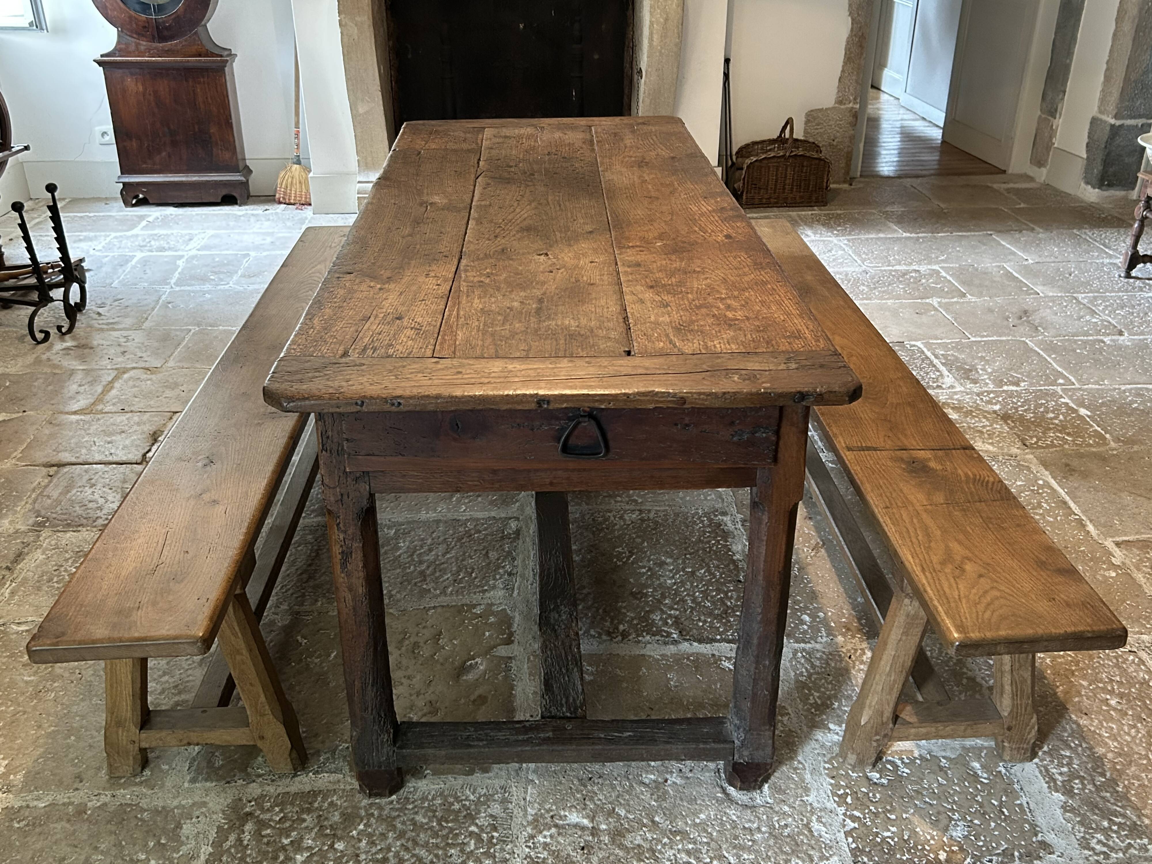Table de ferme en chêne et 2 bancs, 18ème siècle