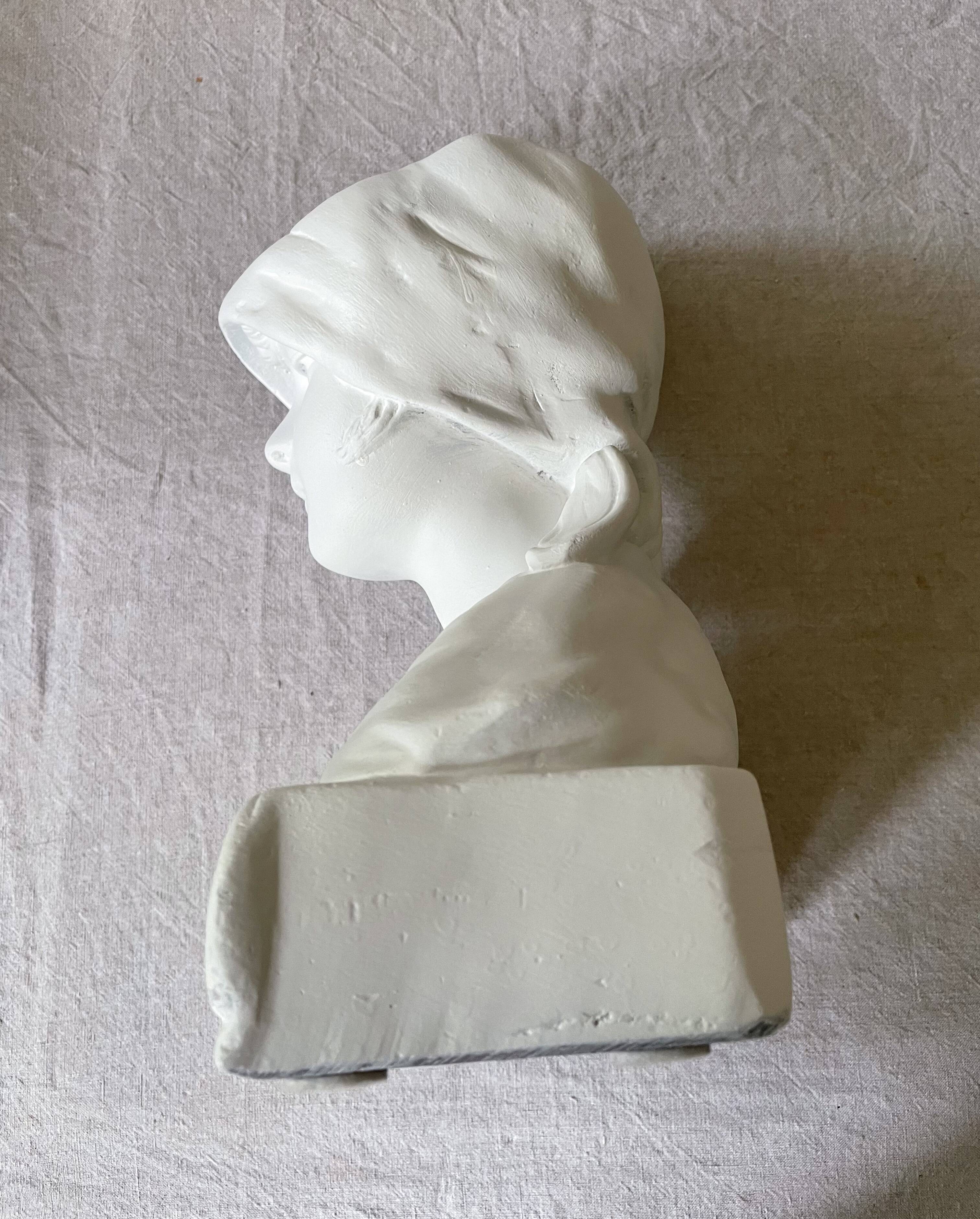 Buste de jeune fille en plâtre
