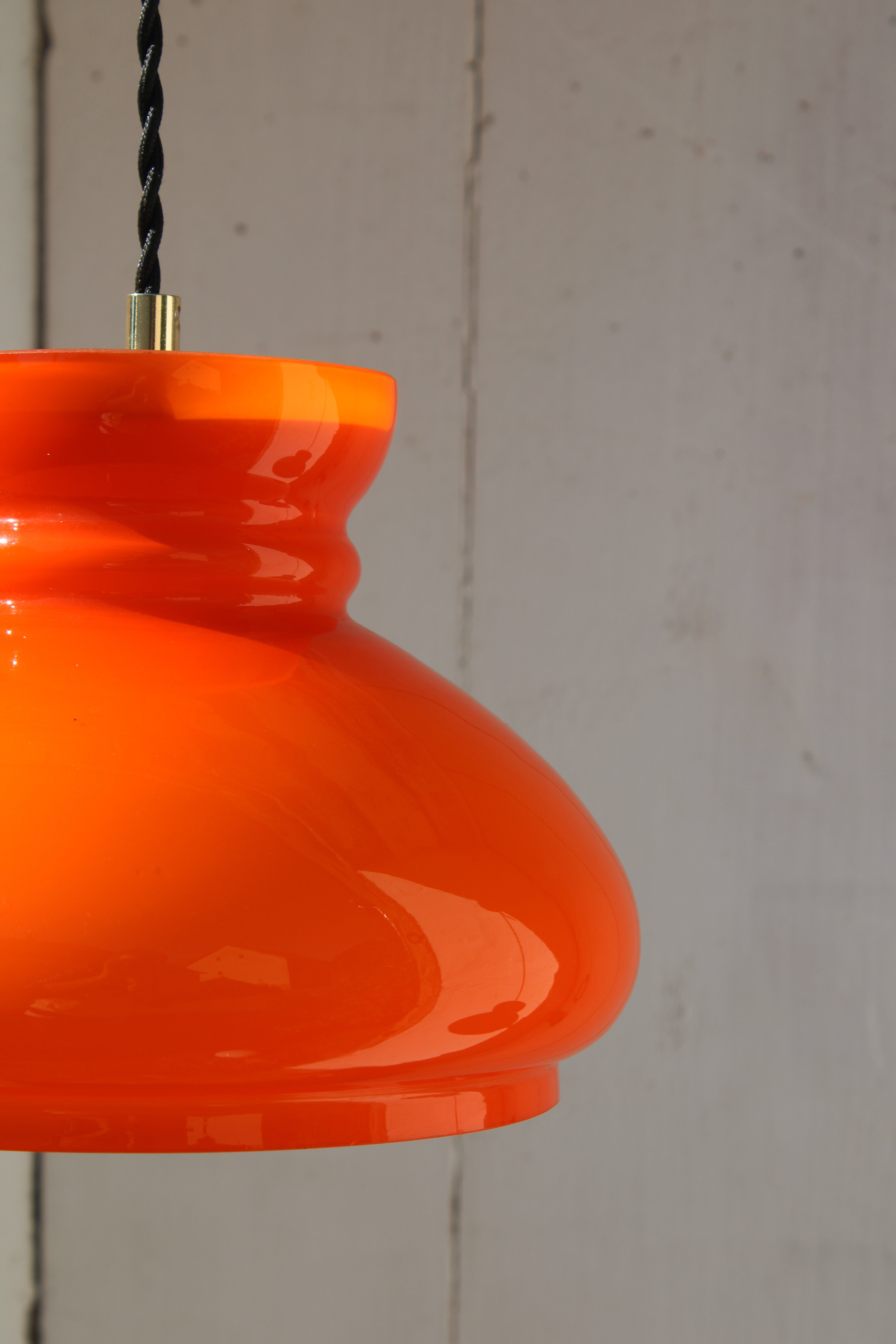 Suspension in orange opaline