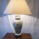 Lampe en porcelaine peinte à décor de fleurs