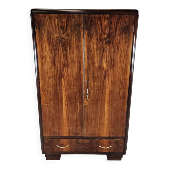 Art Decò two-door wardrobe in walnut with brass handles
