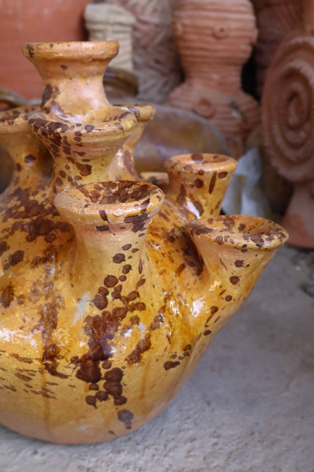 Vase sculpture en tamegroute jaune tachetée emaillée abstraite