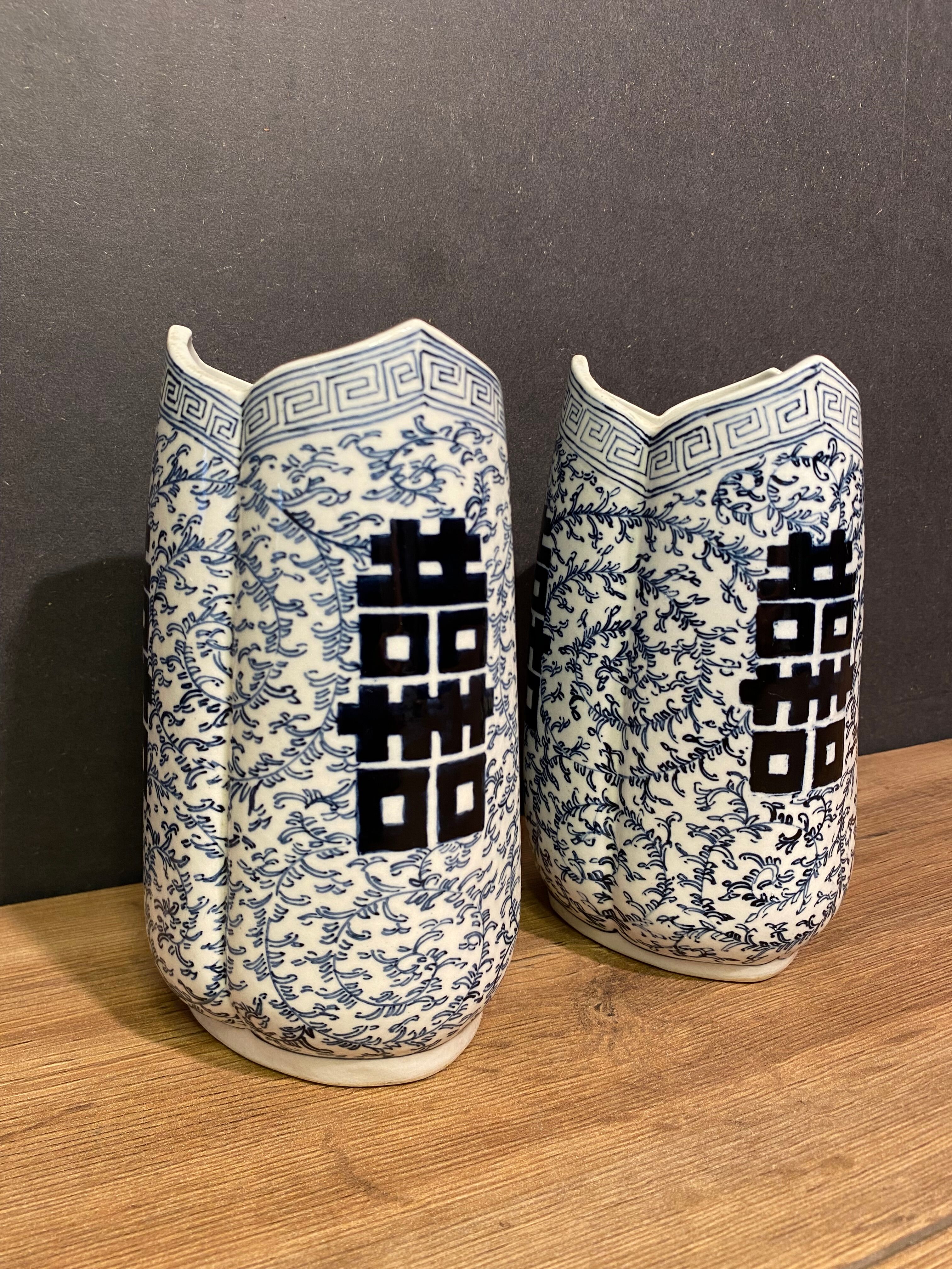 Pair of trilobed Chinese porcelain vases decorated with Chinese ideograms