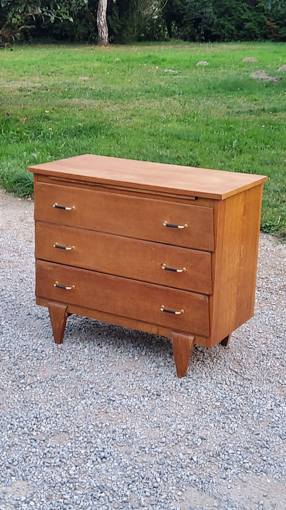 Vintage chest of drawers in golden oak from the 50s with 3 drawers and spindle-legged shelf