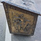 Coffre à bois en cuivre repoussé ancien