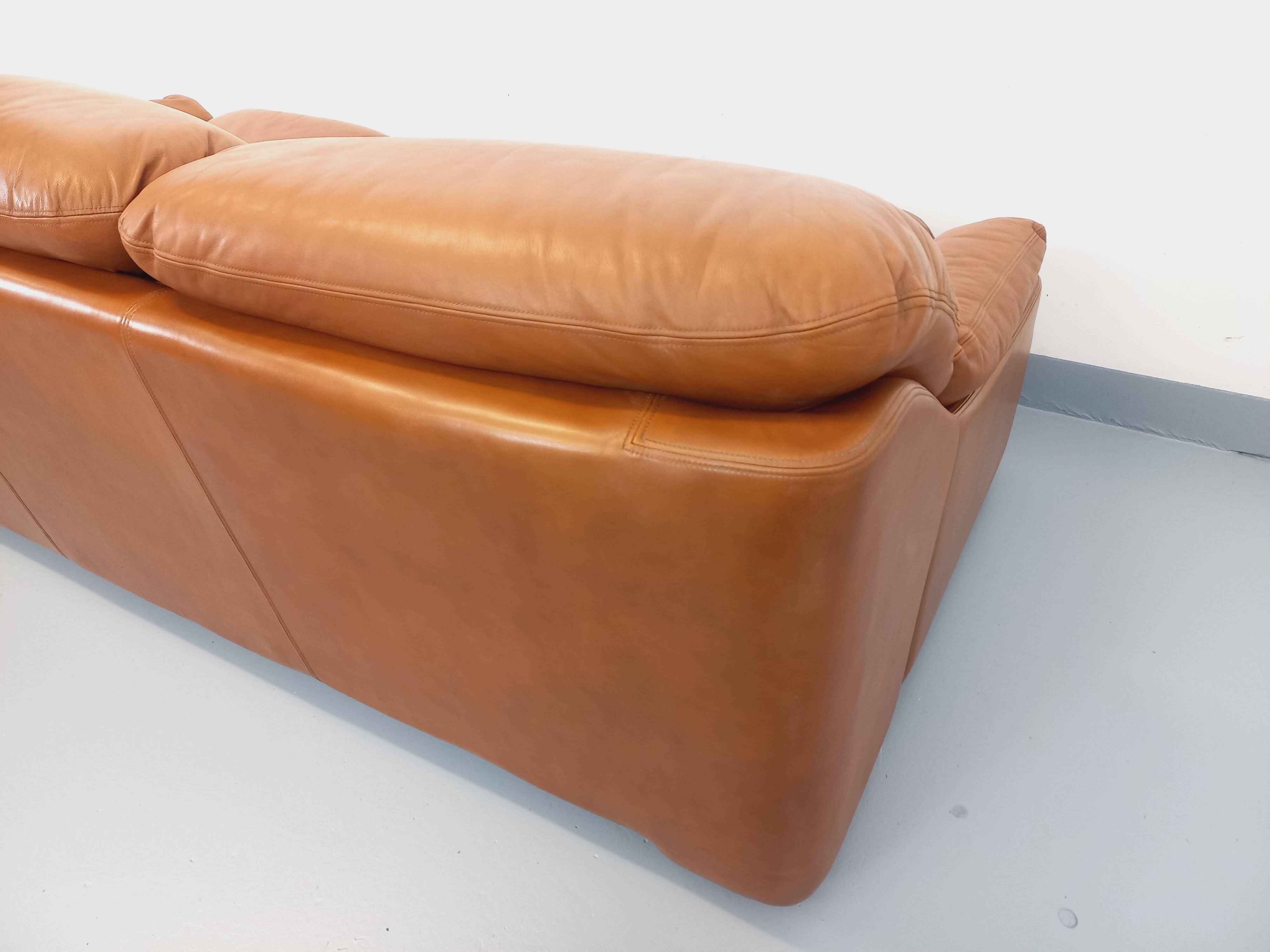 Vintage cognac camel leather canapé from the 1970s.