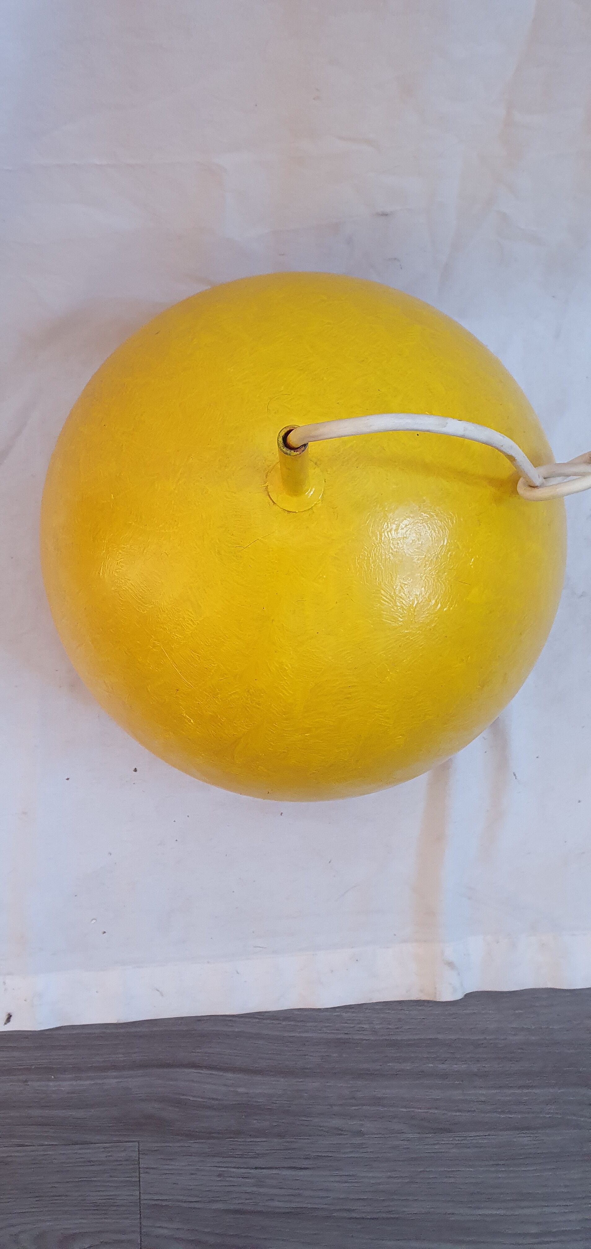 Yellow metal ball suspension