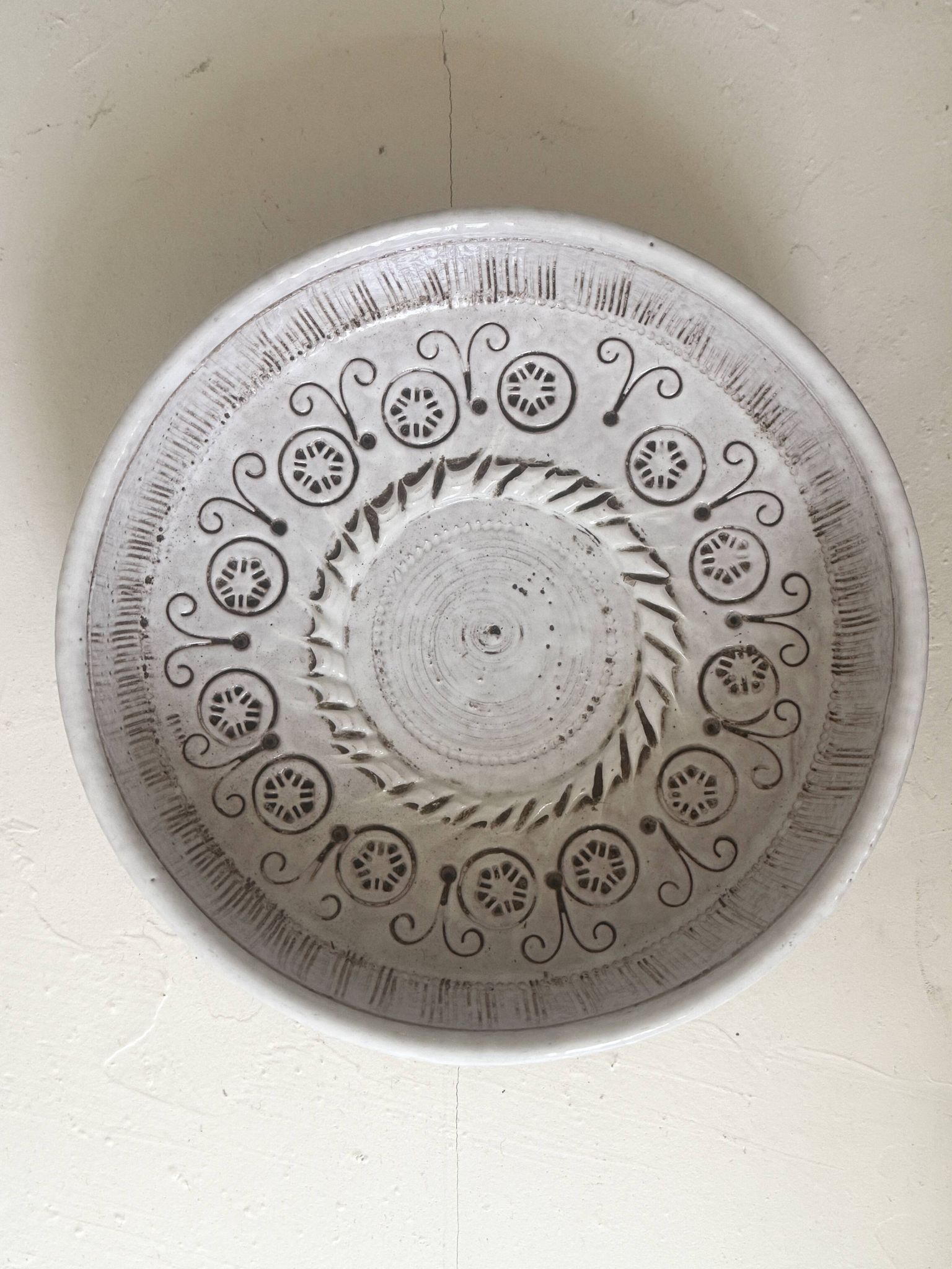 Grand saladier en céramique émaillée blanc à décor incisé