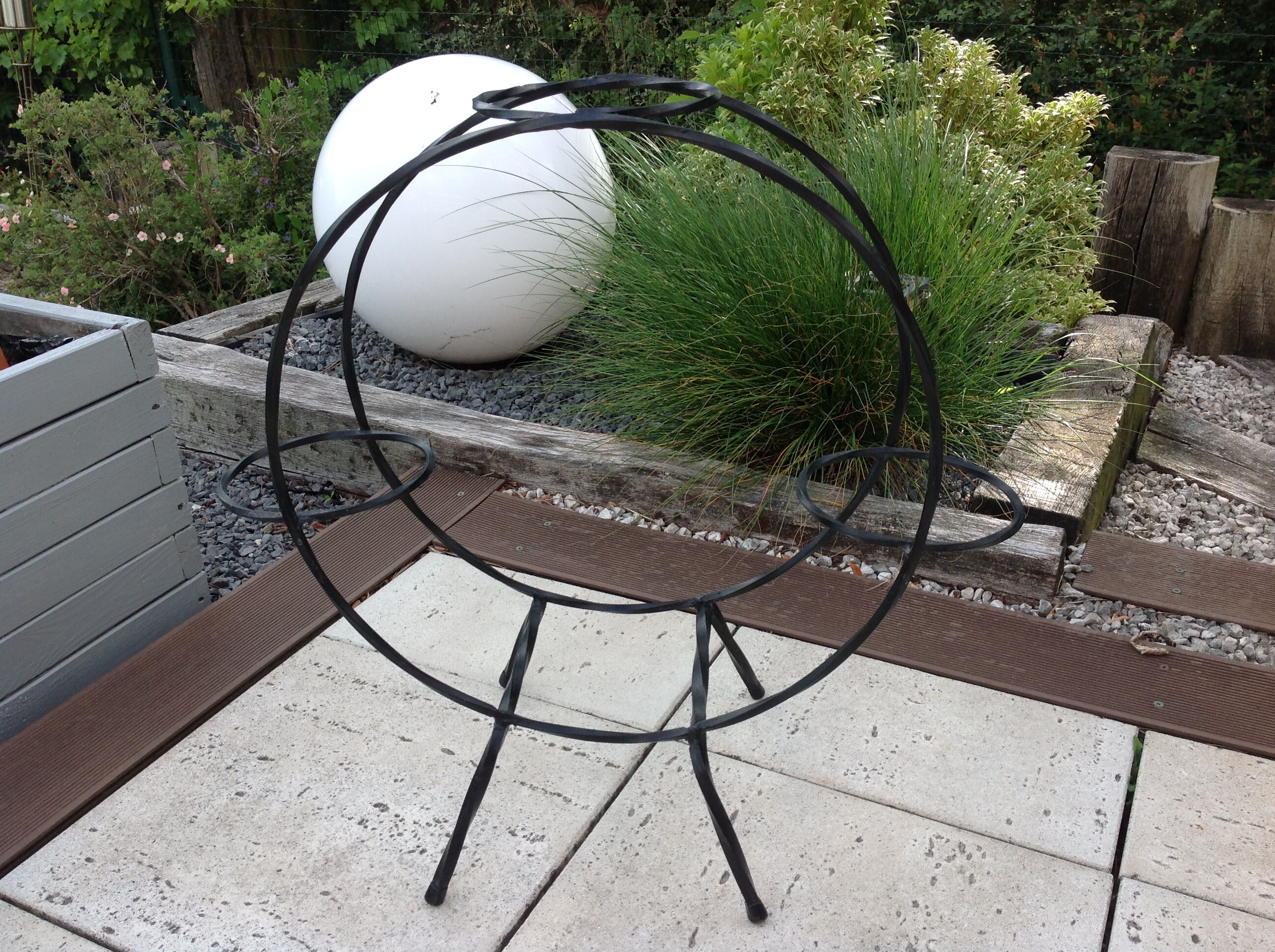 Black wrought iron plant holder 60