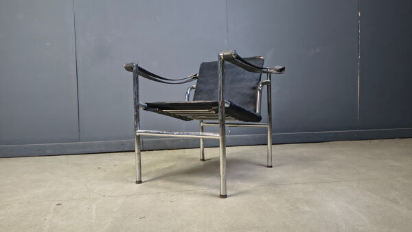 Chaise LC-1 en peau de poney noire par Le Corbusier pour Cassina années 1970