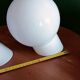 Paire d'appliques boules en verre opalin