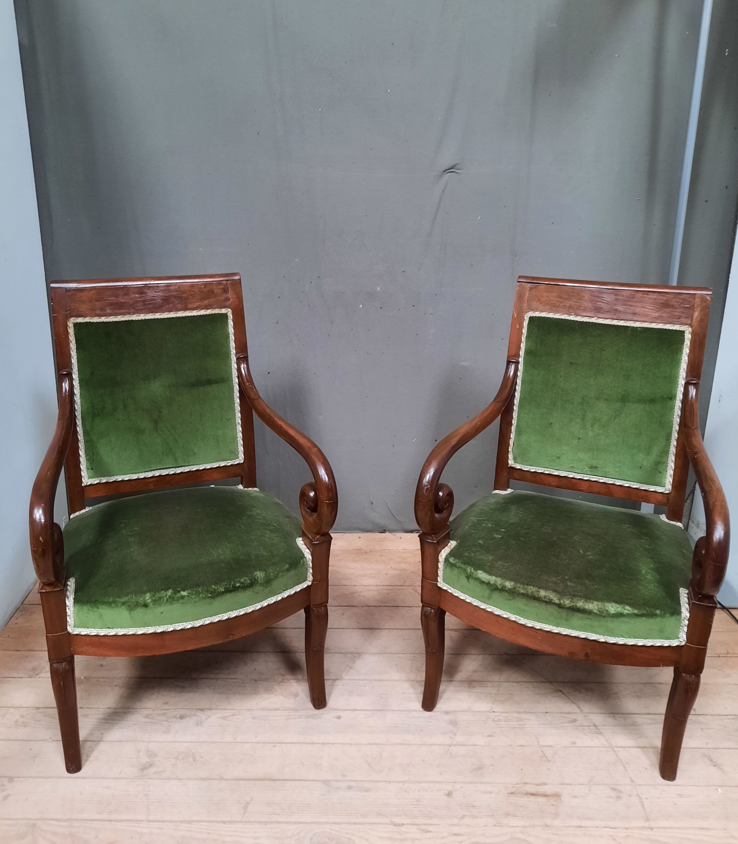 Pair of armchairs with acajoi butts