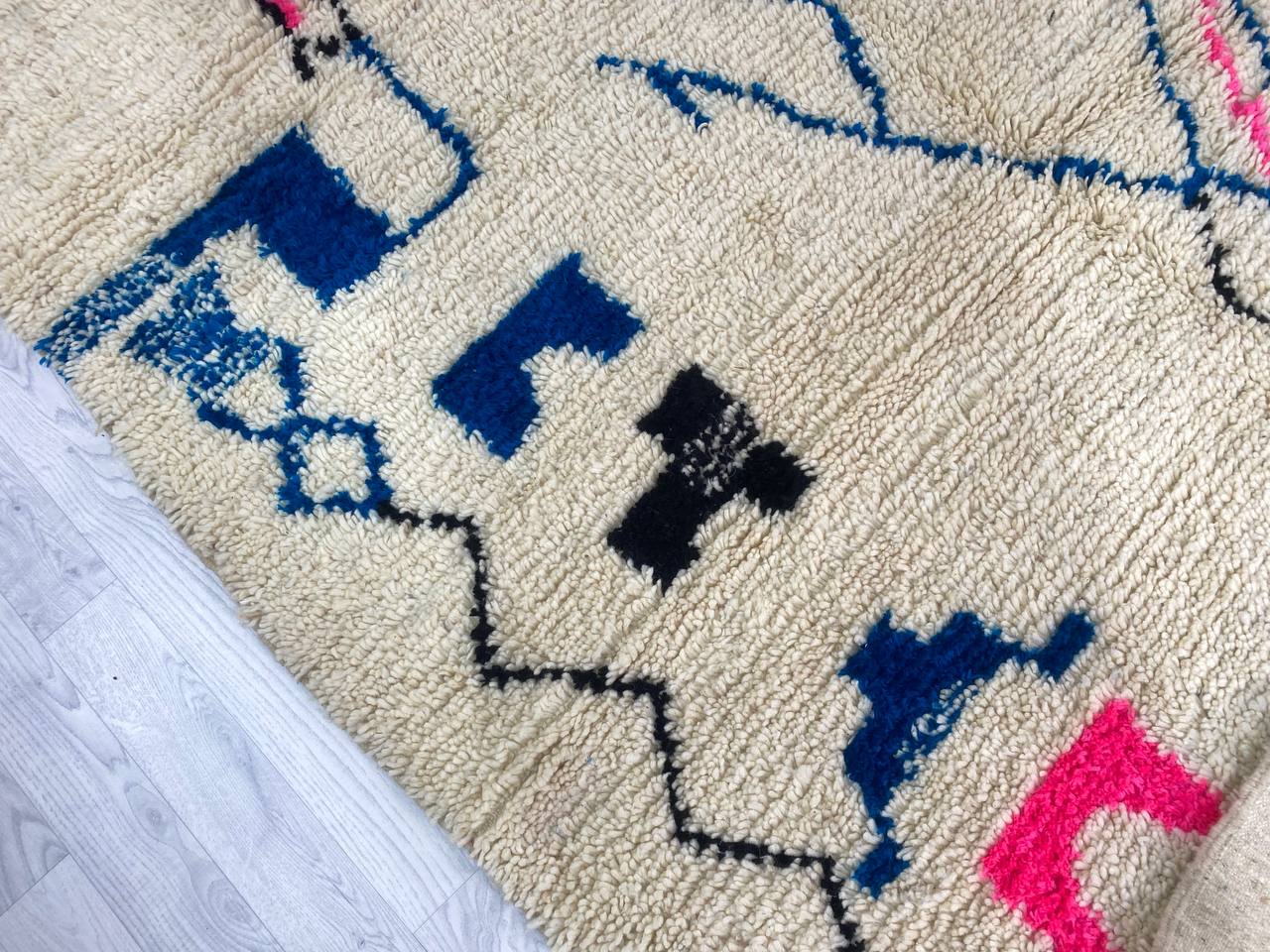 Handcrafted Moroccan Berber rug 200 x 285 CM