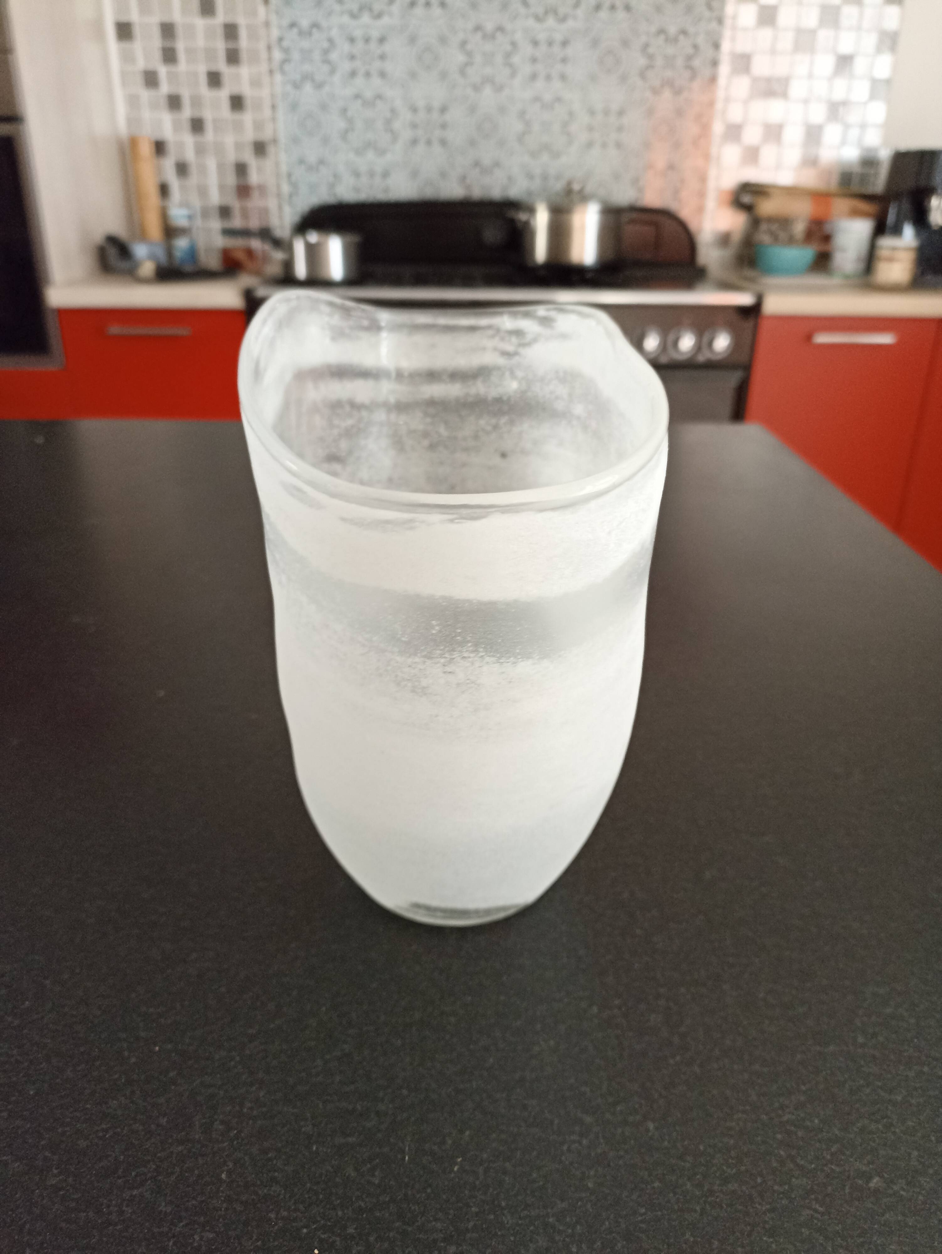 Vase triangulaire en verre mat