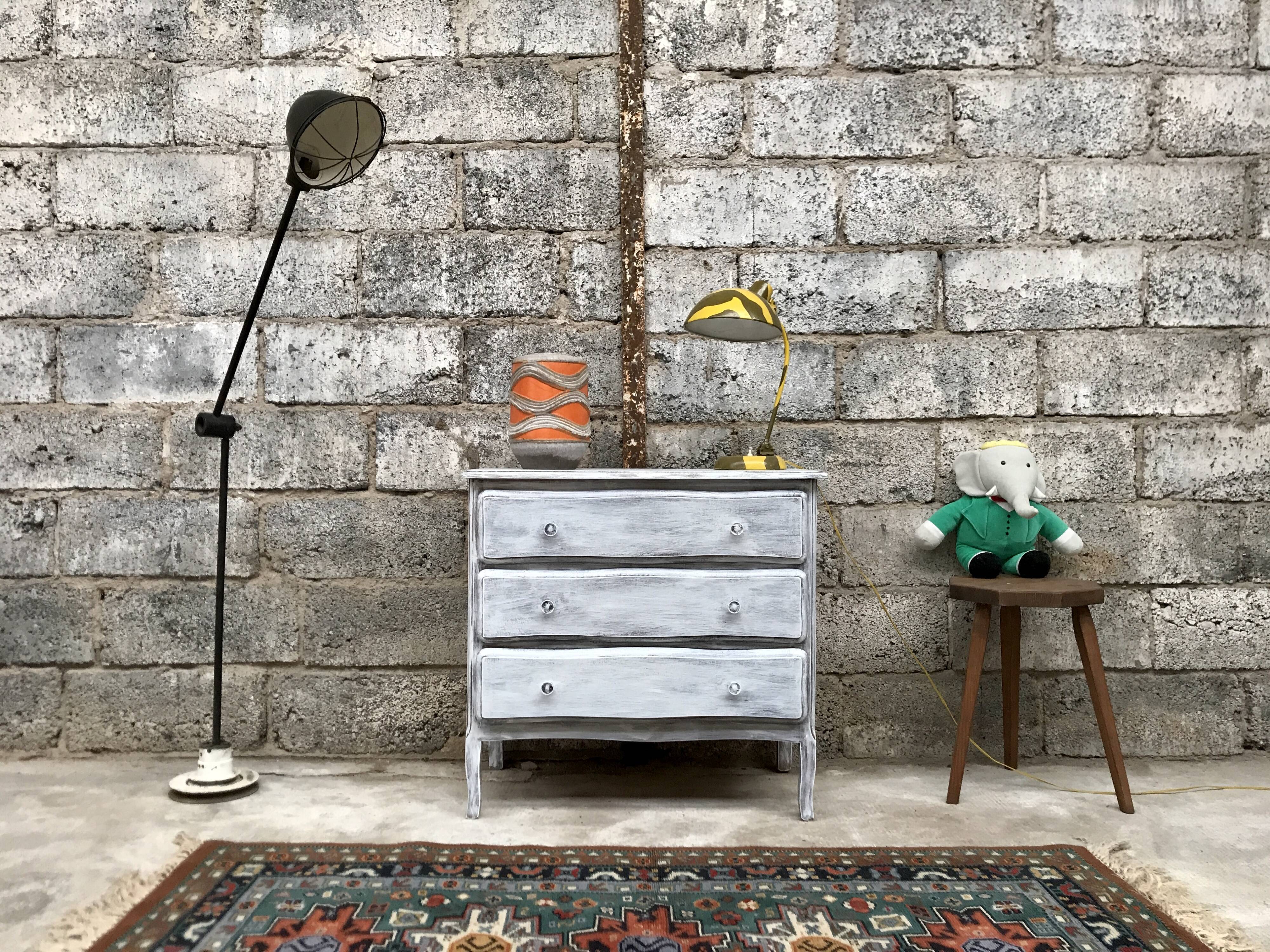 Commode en bois blanche et grise patinée vintage années 70