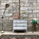 Commode en bois blanche et grise patinée vintage années 70