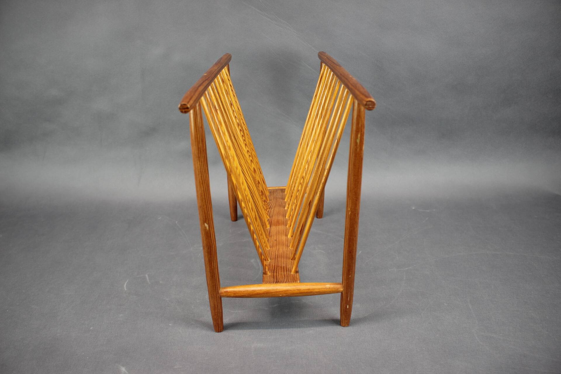 Porte-revues en bois du milieu du siècle