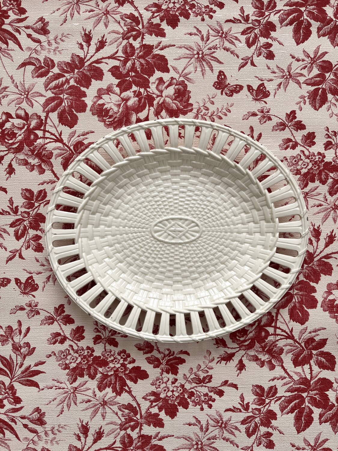 Dish in fine old earthenware, braided and openwork