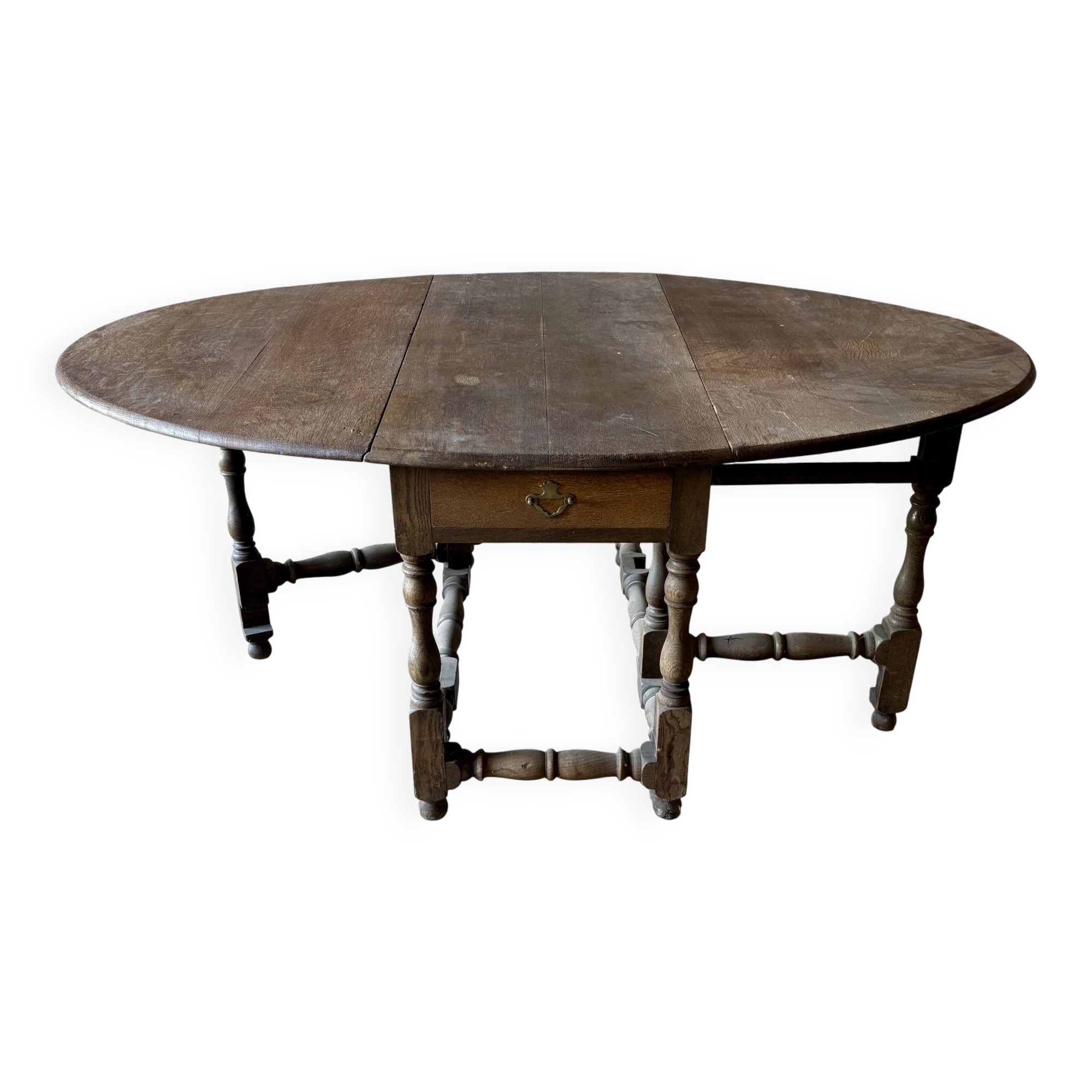 Large drop-leaf table in solid oak – English country style.