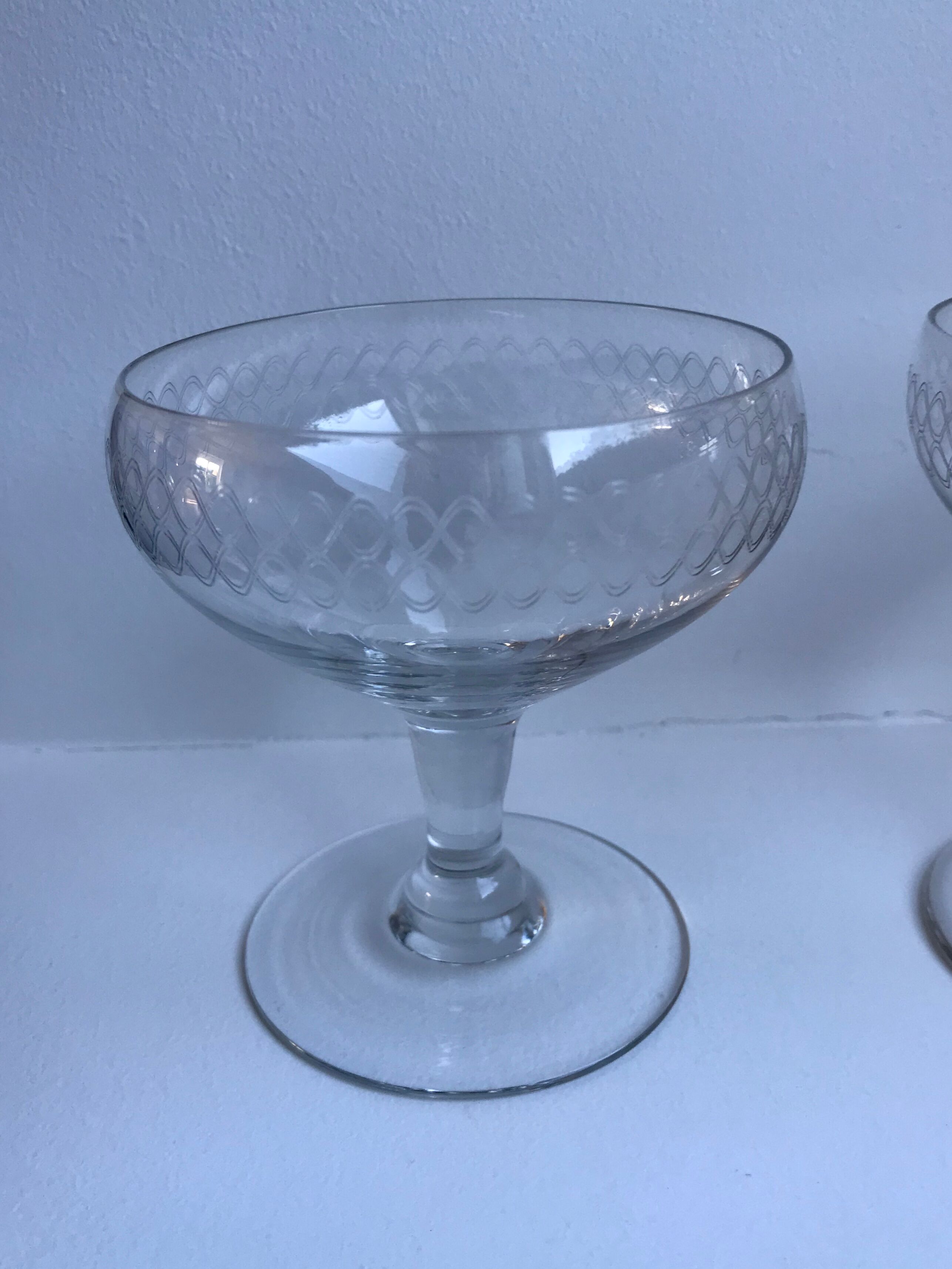 Set of 8 champagne glasses in crystal engraved 50s