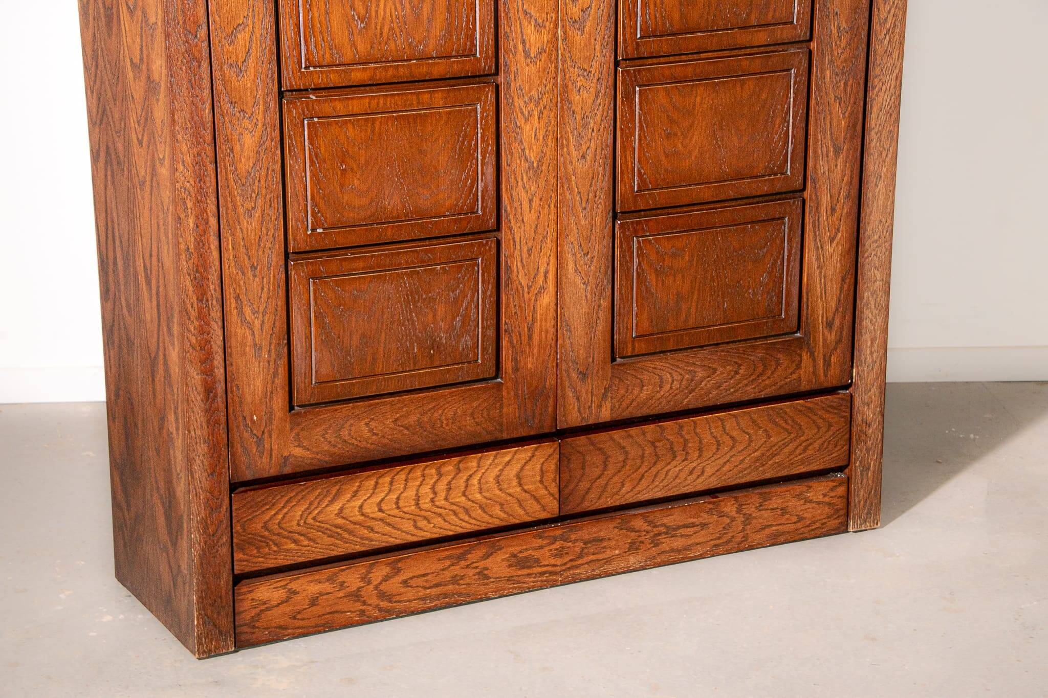 Meuble bar avec portes sculptées en chêne