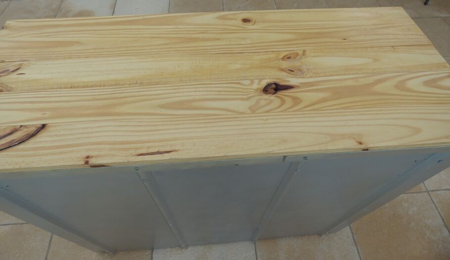 Meuble bas industriel en métal  passe partout avec dessus bois