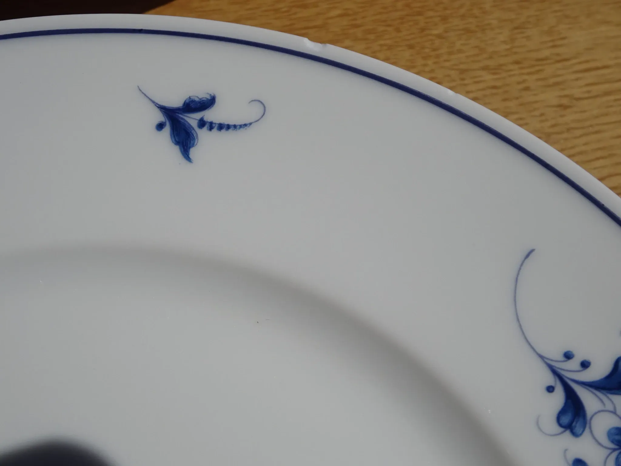 Fine Limoges porcelain dessert service: dish and 12 plates.