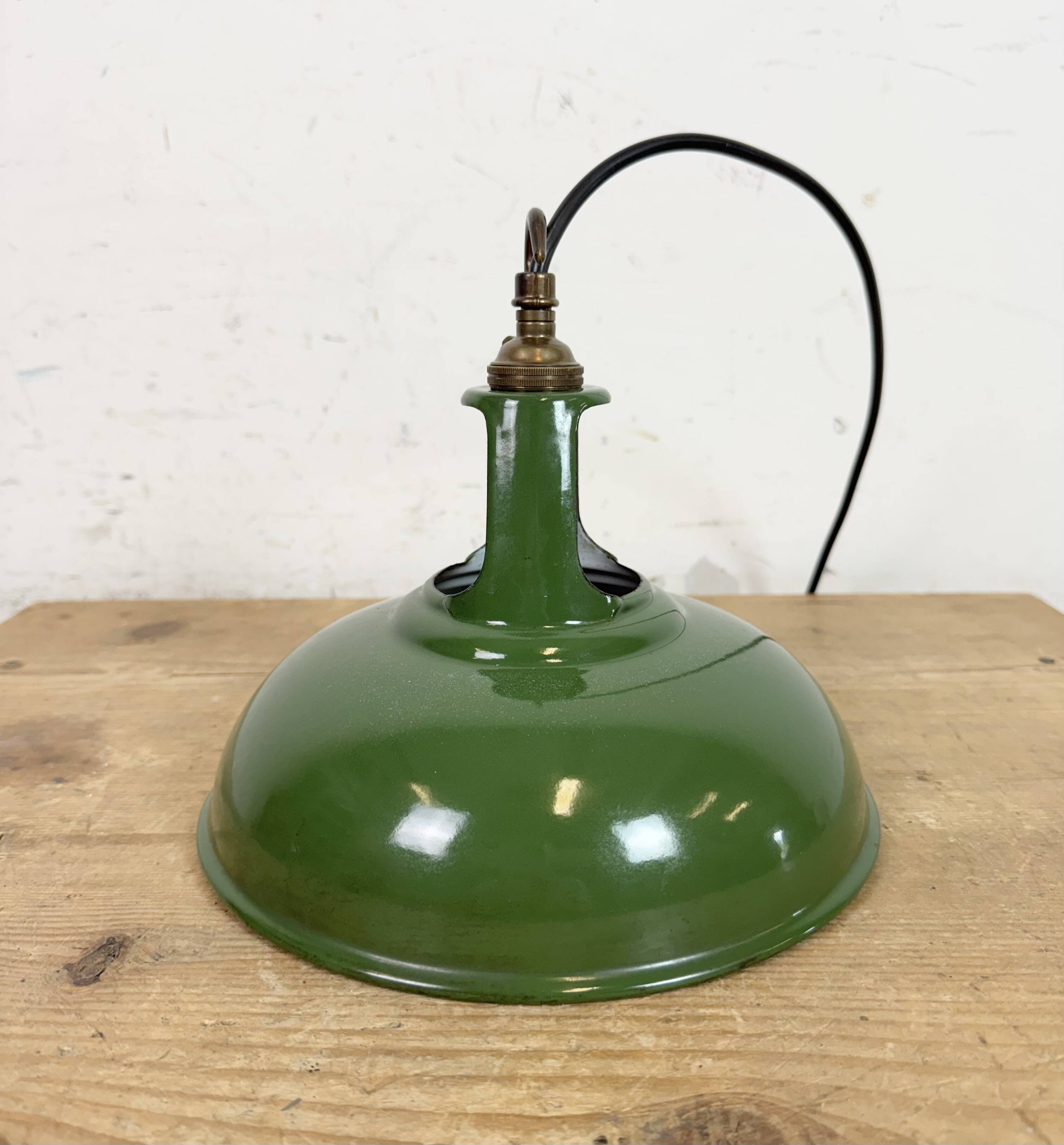 Suspension industrielle en émail vert de Coolicon, années 1950