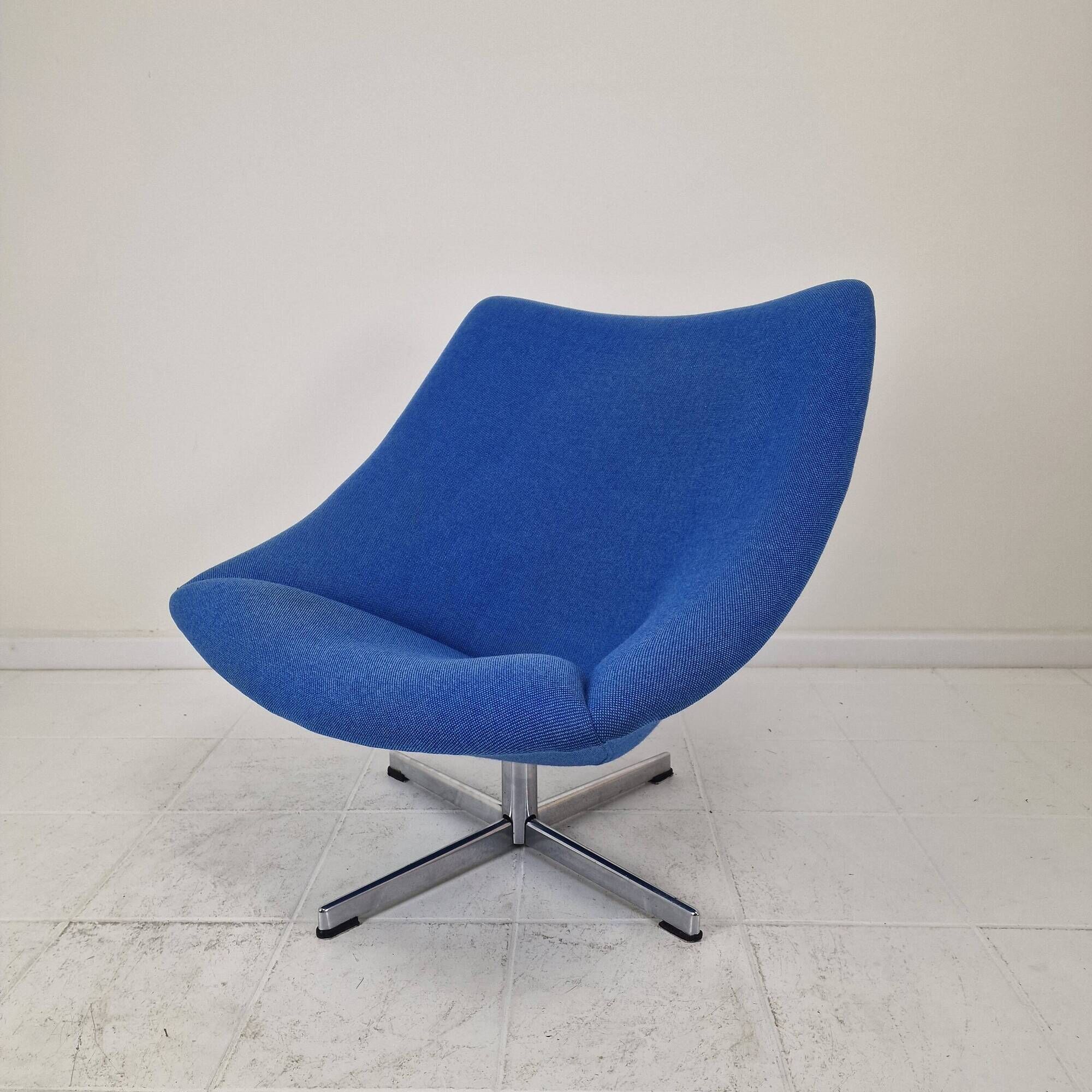 Artifort Oyster Lounge Chair With Cross Base by Pierre Paulin, 1960's
