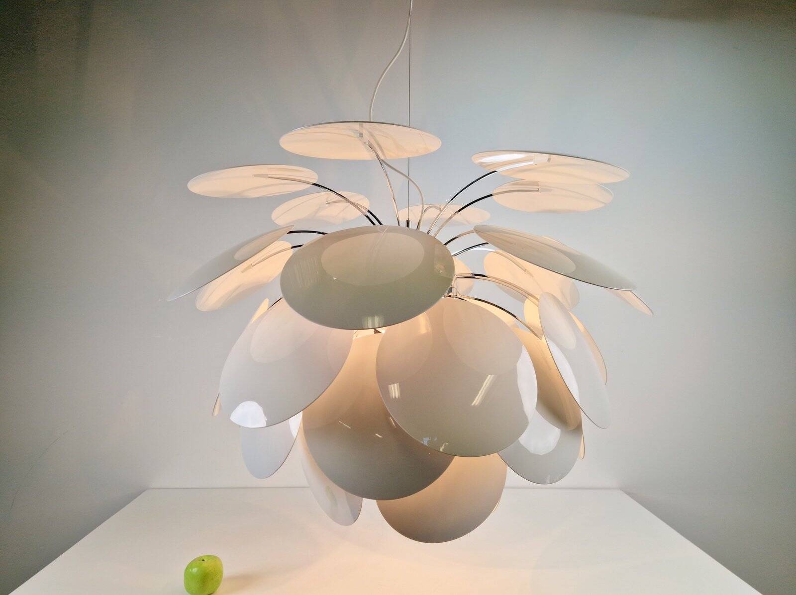 Suspension Discocó blanche par Christophe Mathieu pour Marset, années 2000.