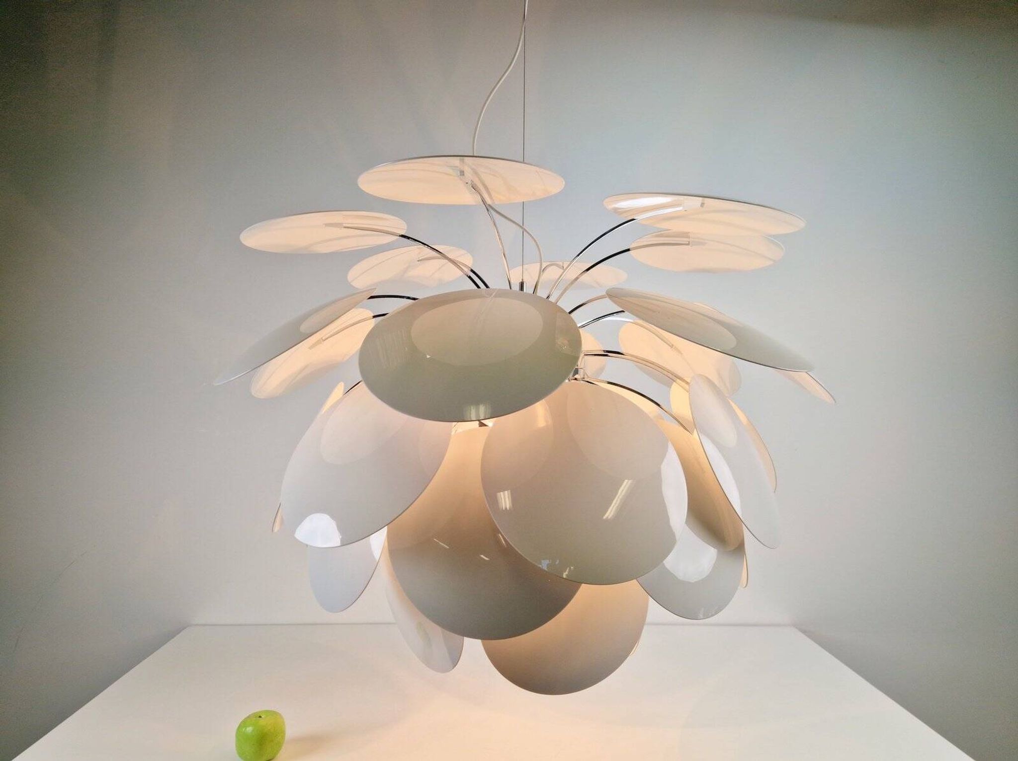 Suspension Discocó blanche par Christophe Mathieu pour Marset, années 2000.