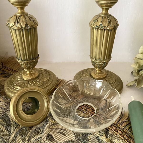 Bougeoirs anciens en laiton avec bobèche de verre