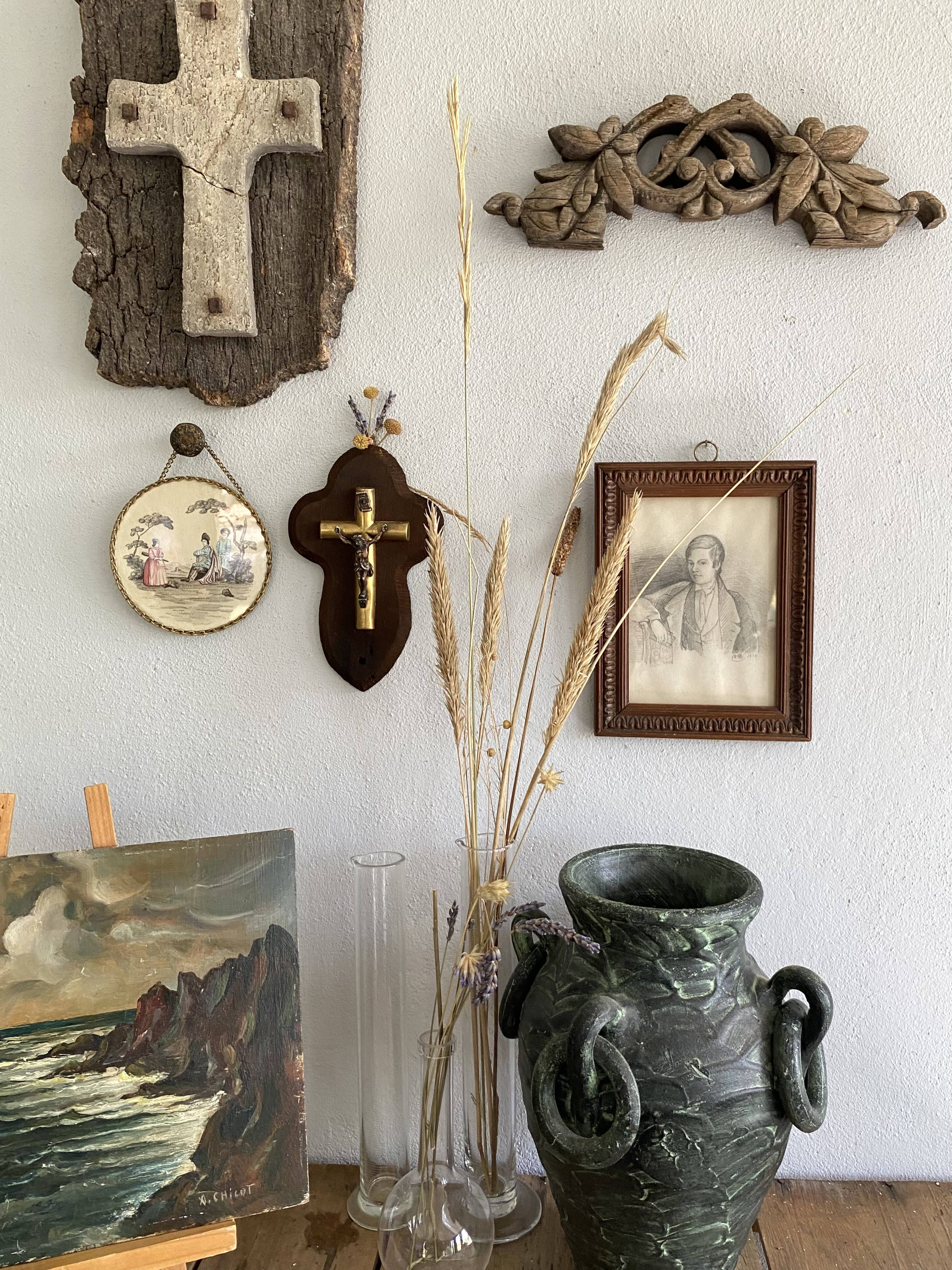 Wooden frieze wall decoration