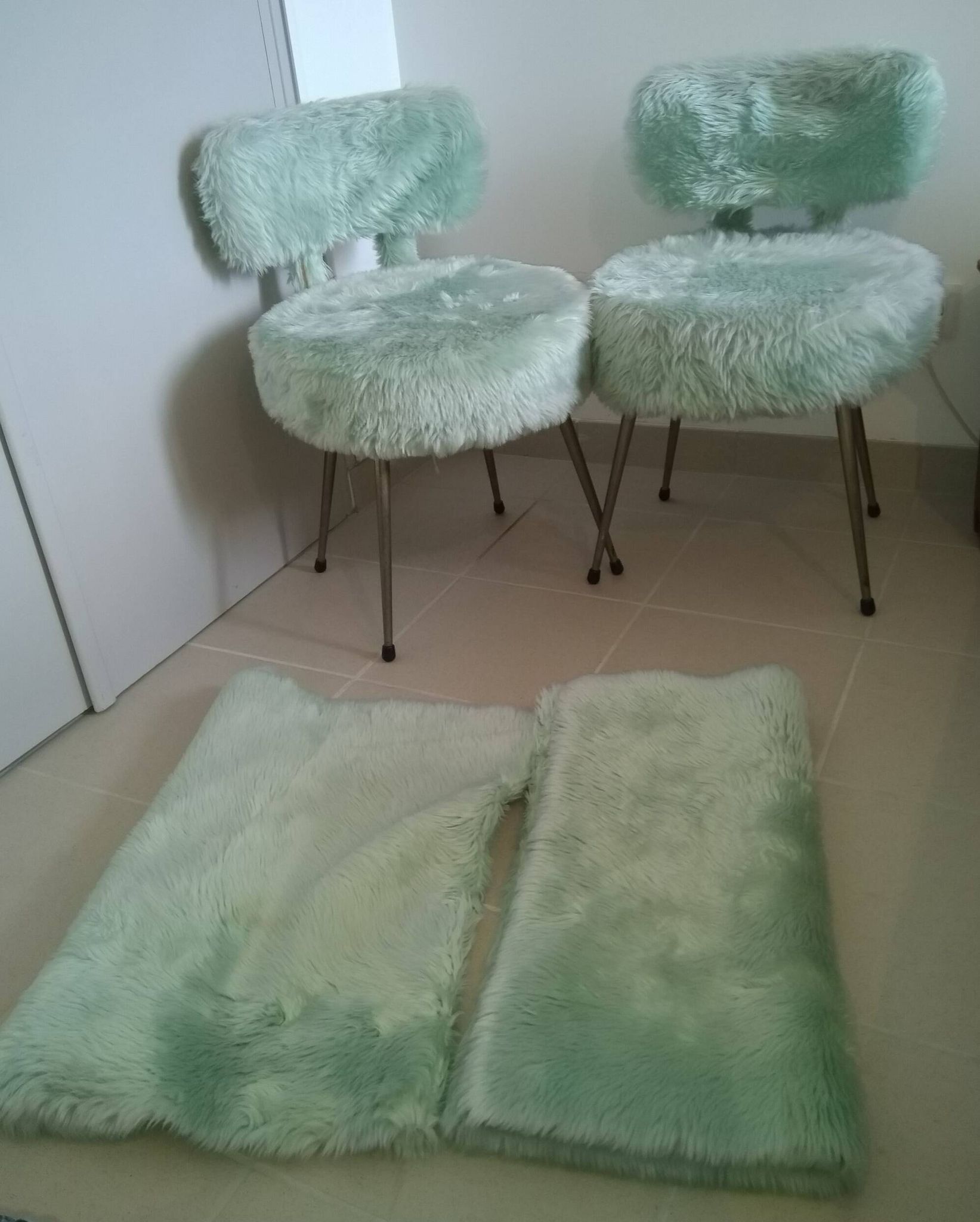 Paire de fauteuils moumoute type