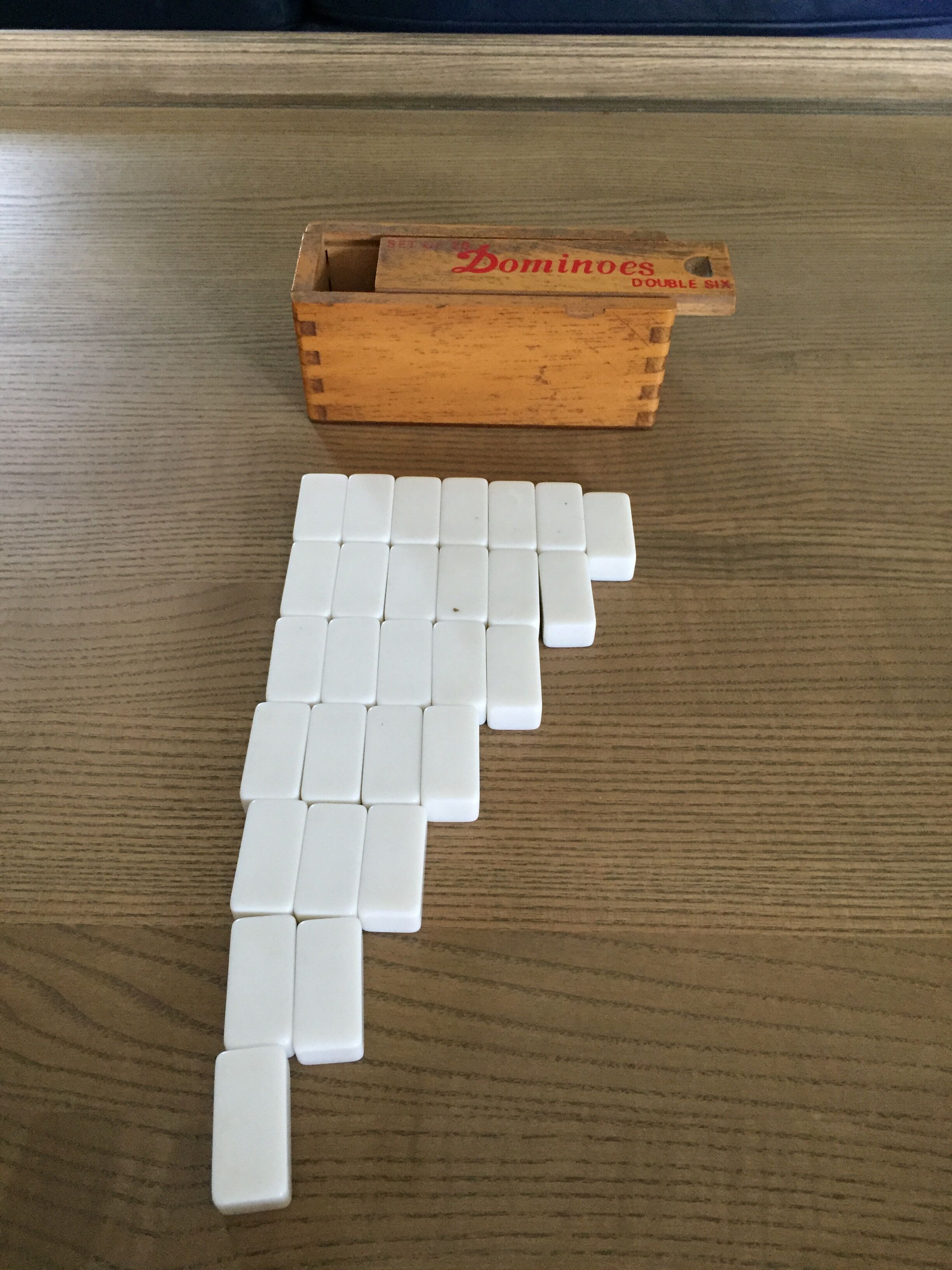 Jeu de dominos anciens dans sa boite en bois