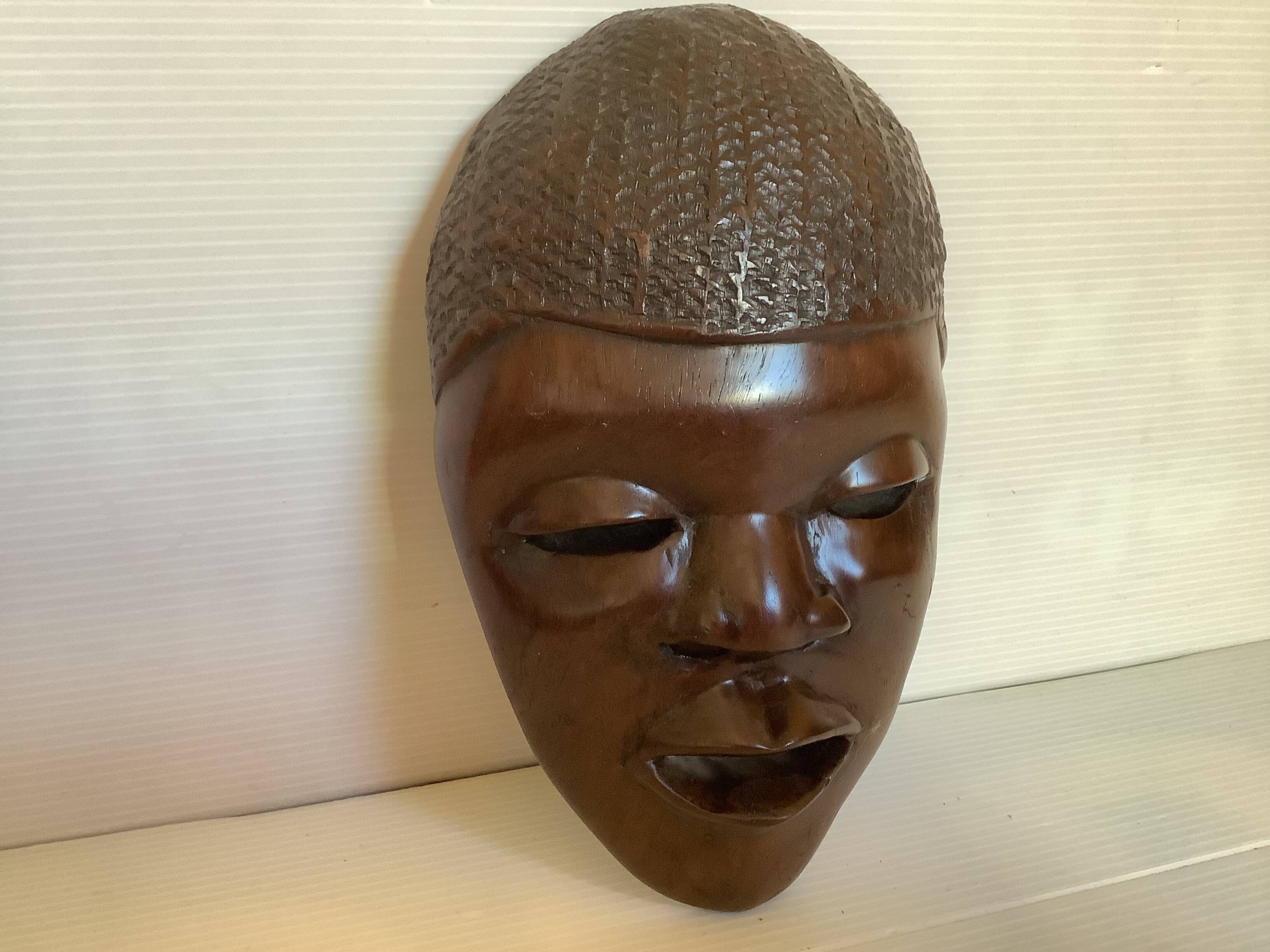 Masque africain en bois massif