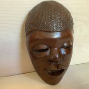 Masque africain en bois massif