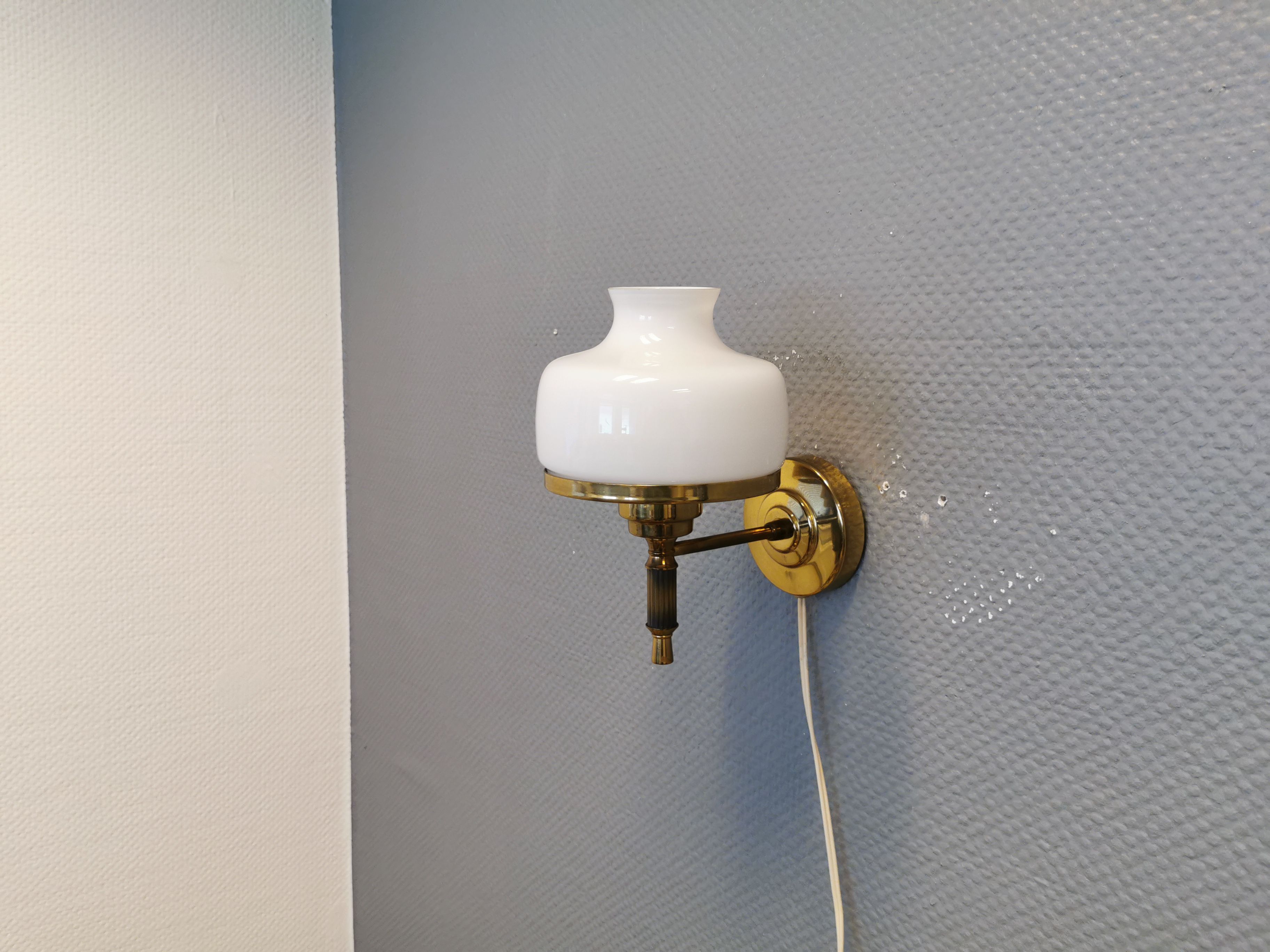 Older wall lamp, in metal, brass and milk-white glass