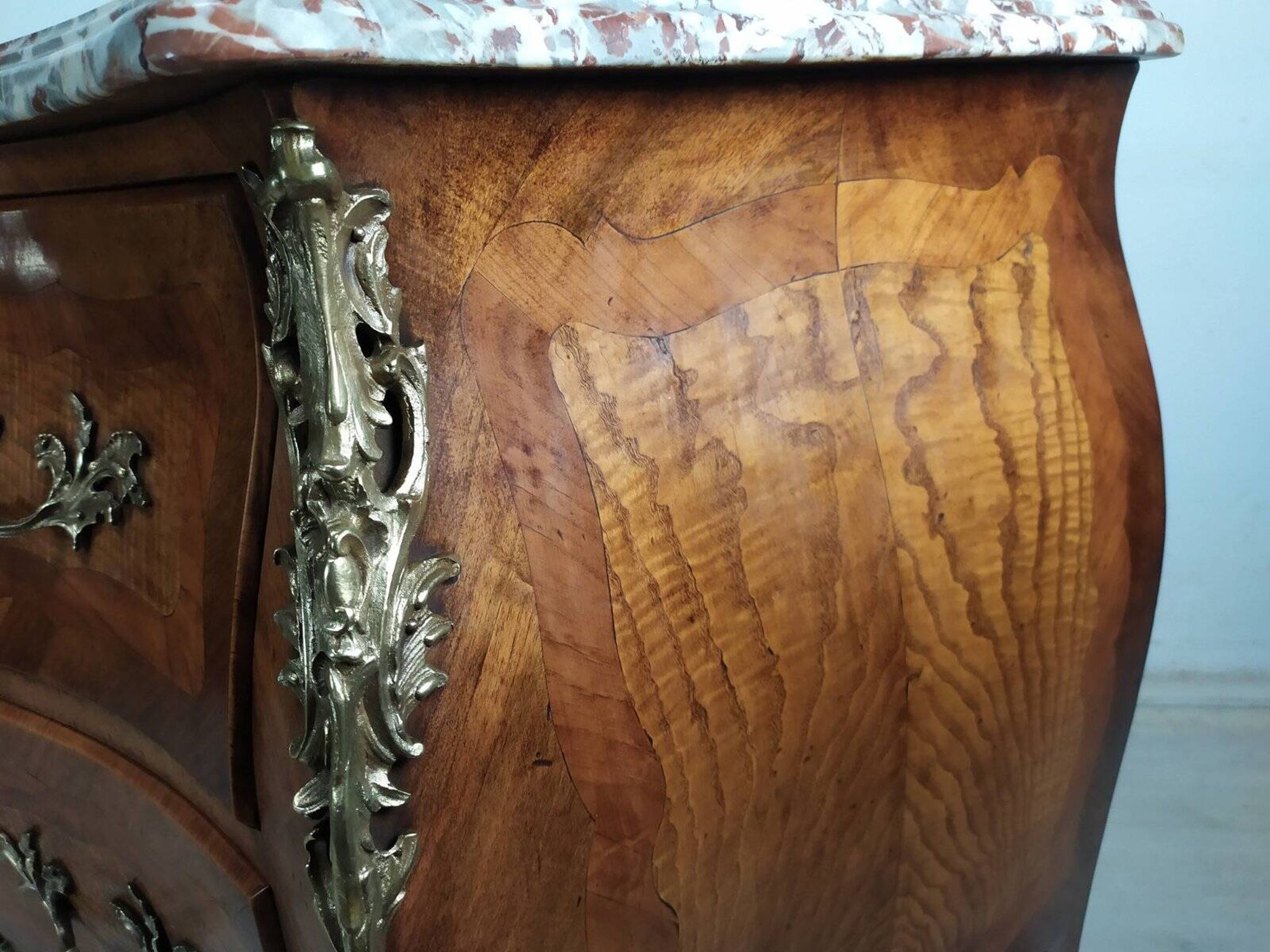 Commode galbé Louis XV