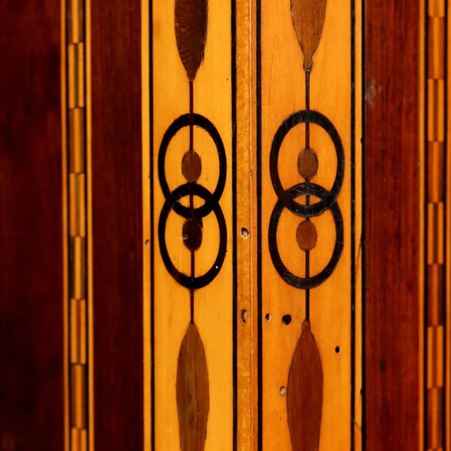 Suite de chambre antique néoclassique en divers bois, Toscane, XVIIIe siècle.