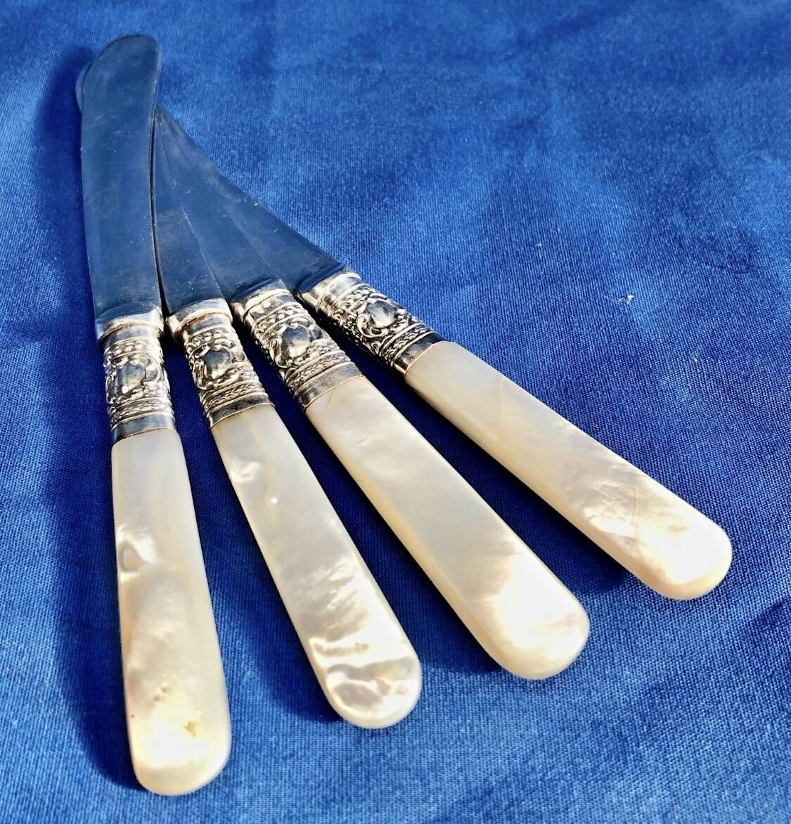 4 antique butter spreading knives in silver-plated metal and mother-of-pearl.