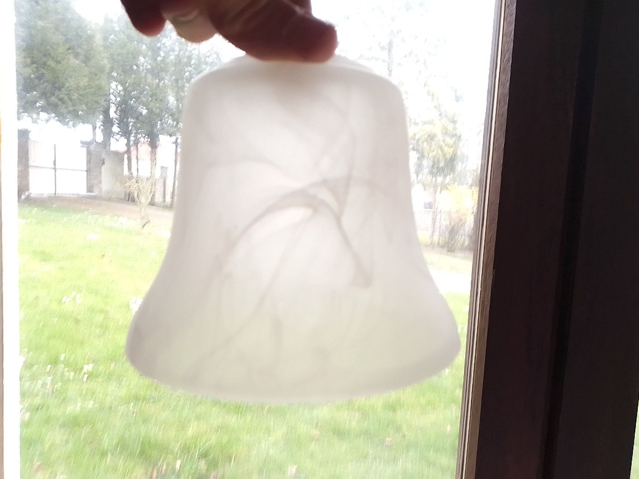 Lampe à poser pied métal chromé et abat-jour en verre blanc 37 cm