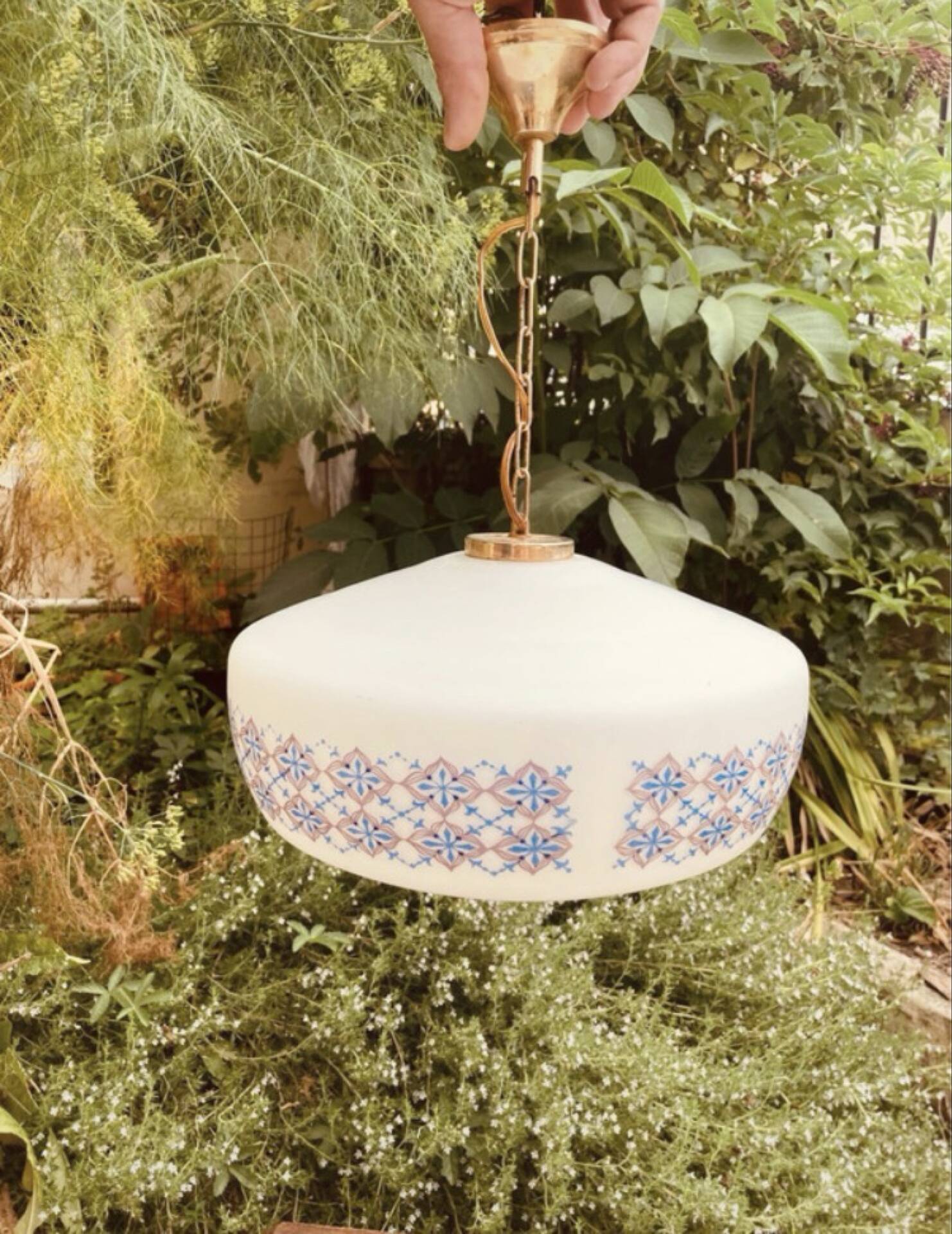 Suspension in opaline milk glass