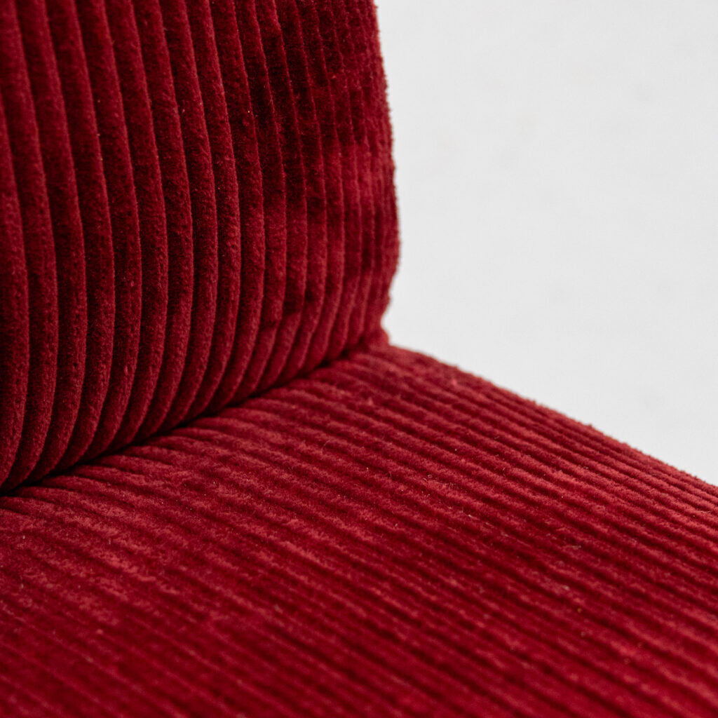 Fauteuil crapaud en velours côtelé rouge des années 1960