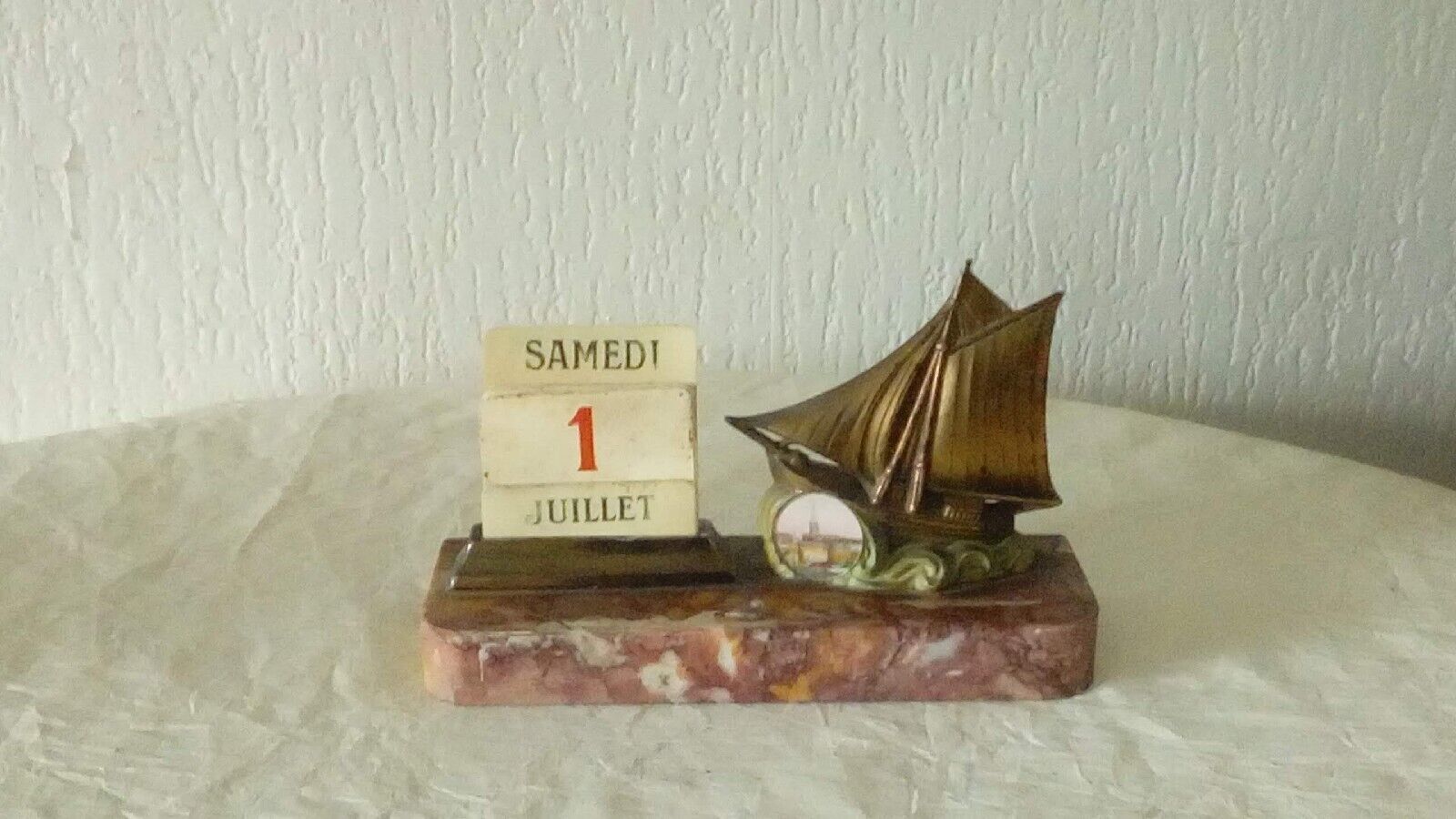 Perpetual calendar decor boat art deco