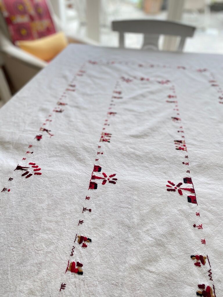 Nappe brodée main de Madagascar  noir, rouge, chocolat -  coton - 234x145 cm