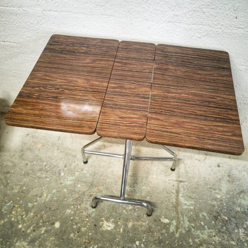 Folding table in formica